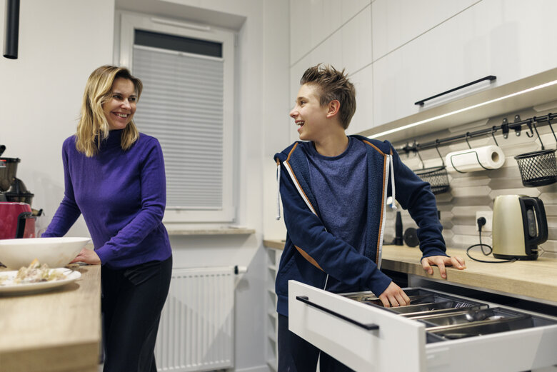 FRAGILE Family Mutter und Sohn in der Küche