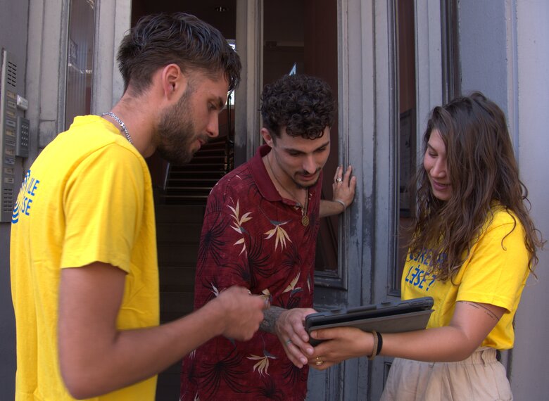 Deux dialogueurs discutent avec un homme