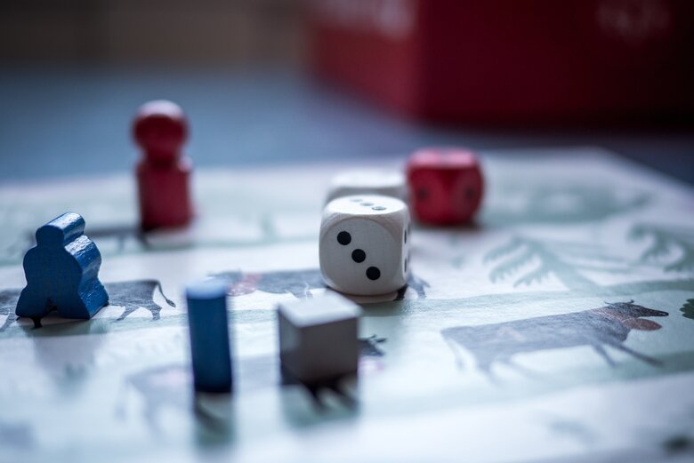 Spiele Ein Brettspiel mit Figuren und Würfel