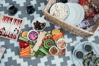 Pique-nique avec différentes assiettes de nourriture