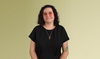 Photo de Cheyenne S., une femme avec des cheveux bouclés et des lunettes