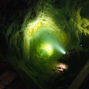 Dans les grottes