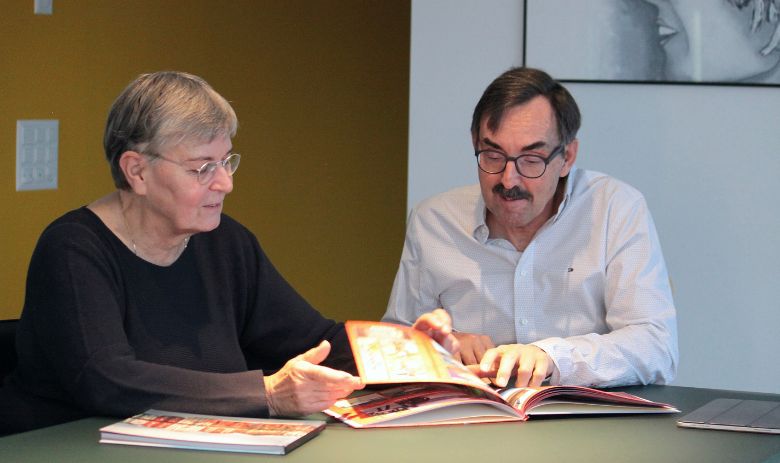 Der Betroffene Tobias B. mit seiner Frau. Ein Mann schaut zusammen mit einer Frau ein Fotoalbum an. Sie lächeln beide.