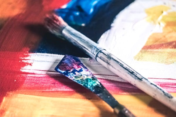 Pinceaux couverts de peinture